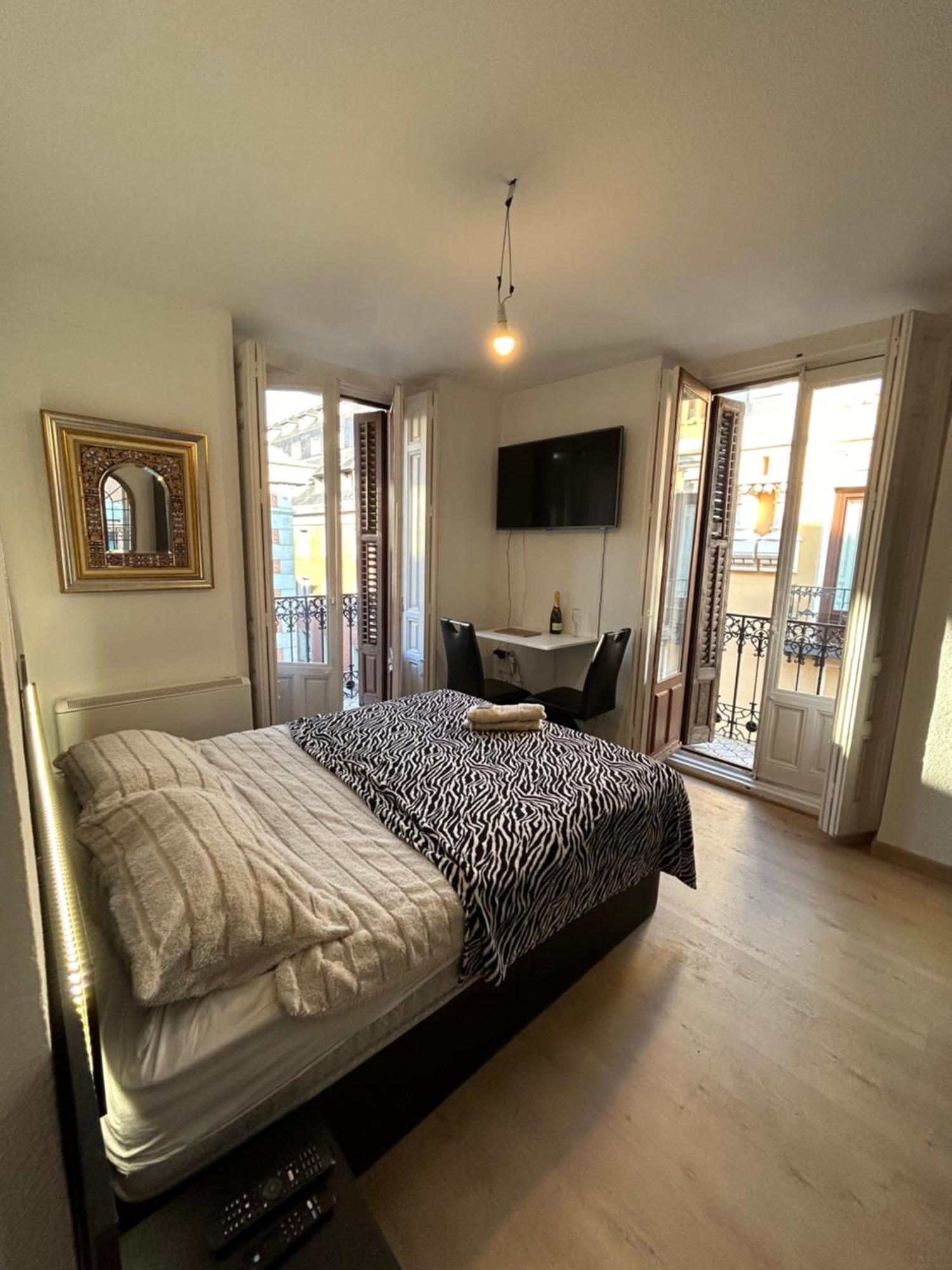 Room In Plaza Mayor Мадрид Экстерьер фото